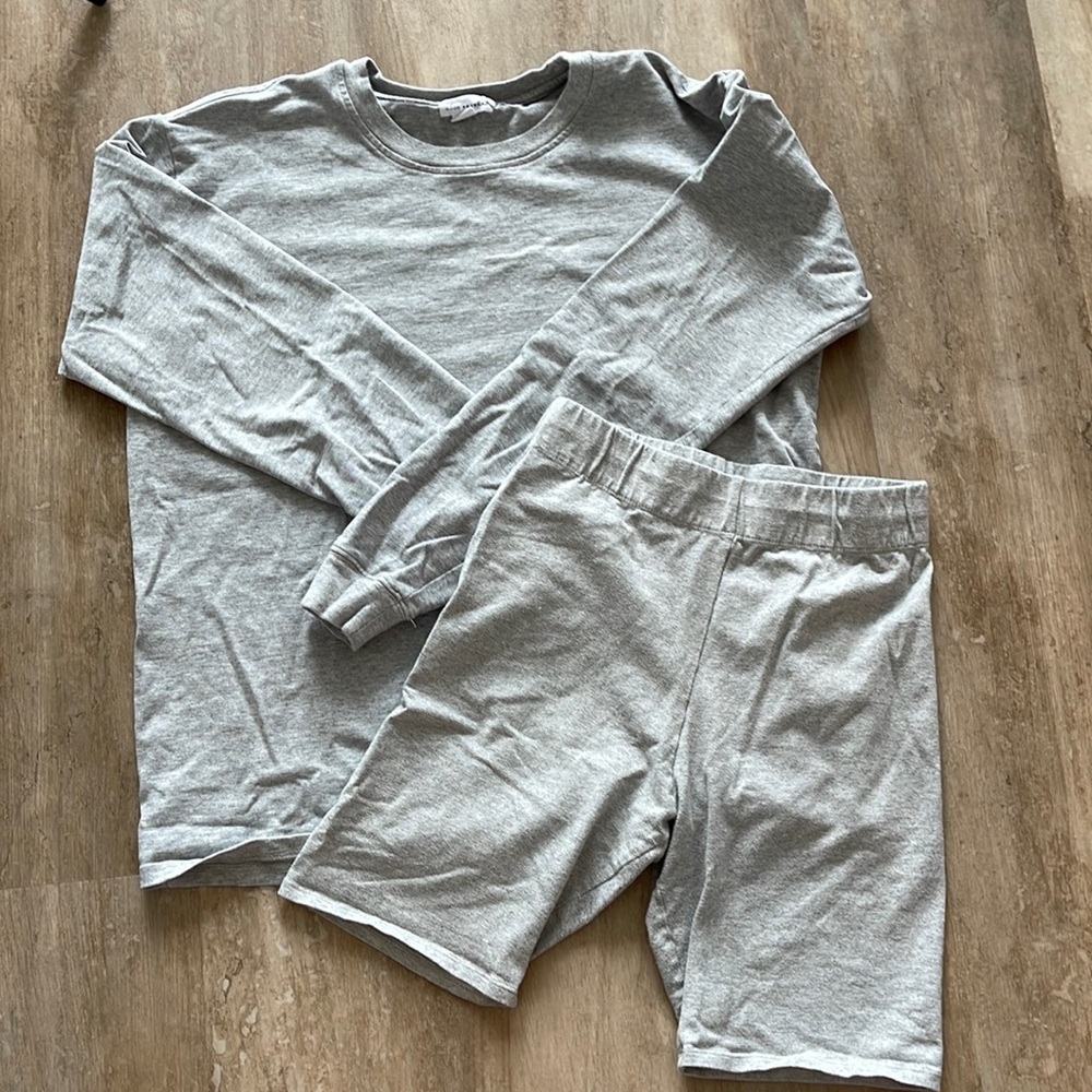 Good American Essential Long Sleeve Crew Sz 1/2 & Essential Bike Short Sz 3 SET